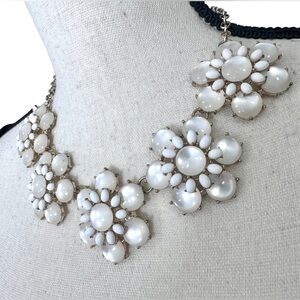 🤍Gorgeous Creamy Flower Statement Necklace